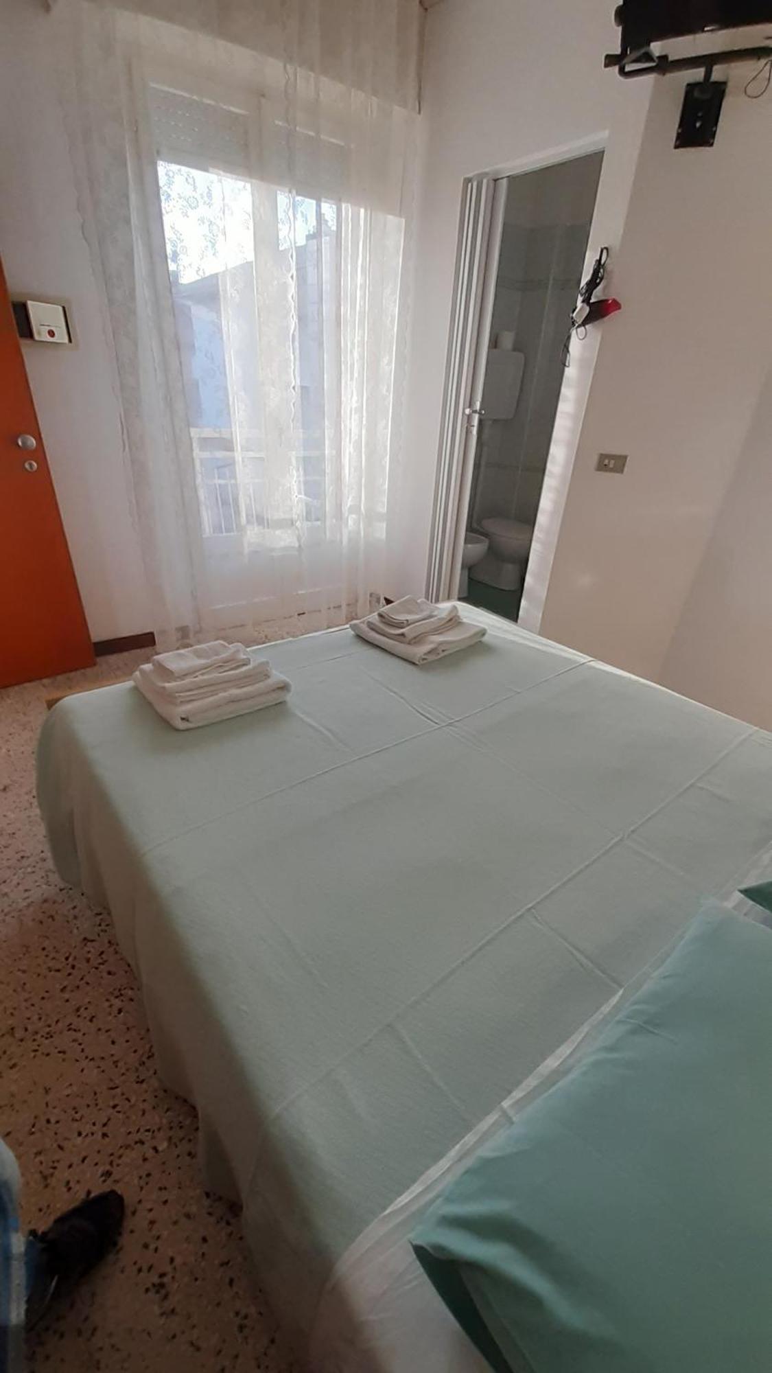 Hotel Elisabetta 2 Stelle Cattolica Exterior foto